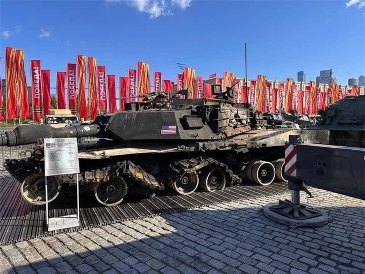Nga trưng bày chiếc xe tăng M1A1 Abrams bị hư hỏng, được vận chuyển từ vùng Avdiivka ở Ukraine.