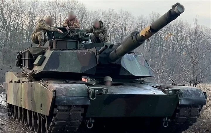 Binh sĩ Ukraine với xe tăng M1 Abrams.