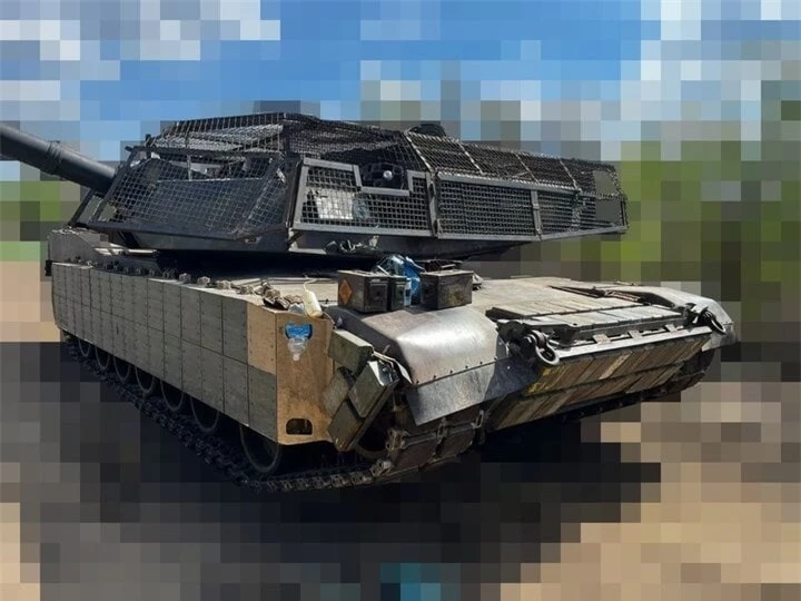 Hình ảnh xe tăng Abrams của Lữ đoàn cơ giới số 47 của Ukraine được bổ sung thêm lưới chống FPV và gạch Kontakt-1 ERA.