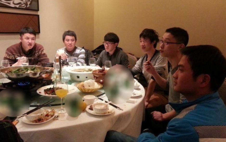 Bị chê cười trong buổi họp lớp vì dùng di động giá rẻ, đến khi tôi nghe điện thoại bật loa ngoài, ai cũng chết lặng