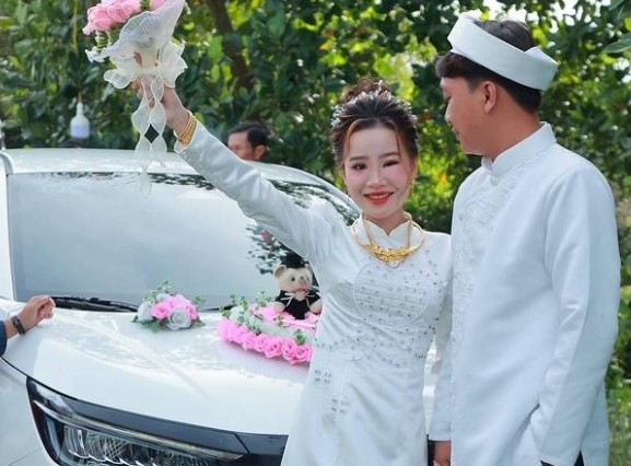 Hình ảnh cô dâu bị ong đốt sưng mắt được chia sẻ trên mạng xã hội: 'Đây là kỷ niệm đáng nhớ'