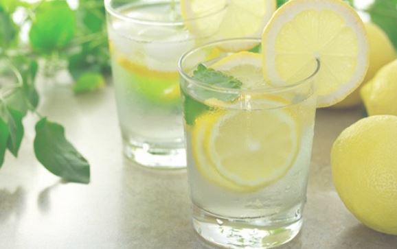 Lợi ích tuyệt vời khi uống nước chanh ấm