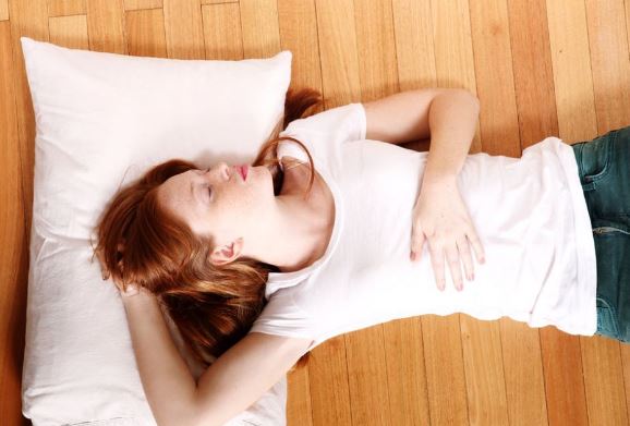 Ngủ trên sàn nhà có tốt không?