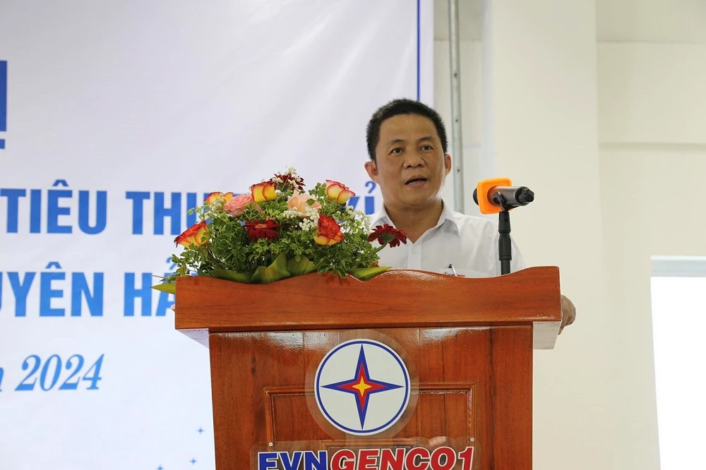 Ông Ngô Văn Sỹ - Giám đốc Công ty Nhiệt điện Duyên Hải, báo cáo tình hình tiêu thụ tro, xỉ.