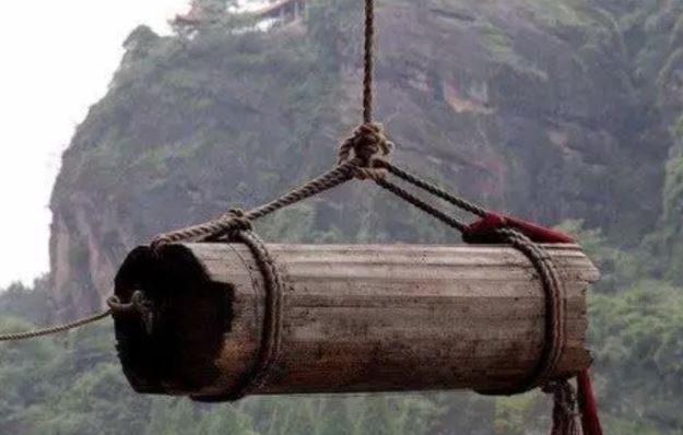 Bí ẩn cách người xưa treo quan tài trên vách đá? Các chuyên gia treo giải 1,3 tỷ, cụ nông dân đã giải được câu đố!