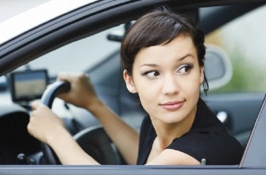 Cách đánh lái ra khỏi chỗ đỗ xe không va quẹt