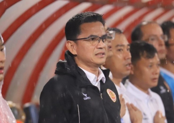 Từ Thái Lan, HLV Kiatisak ‘bắn tín hiệu’ sang Việt Nam