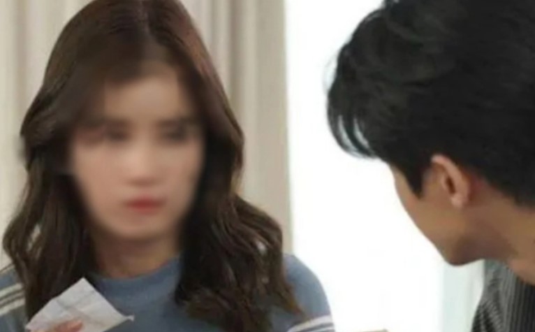 Dọn dẹp nhà thì phát hiện ảnh cưới bị bung chốt, tôi tháo ra liền chết điếng với bí mật bên trong: Quá khứ được cả nhà chồng che giấu