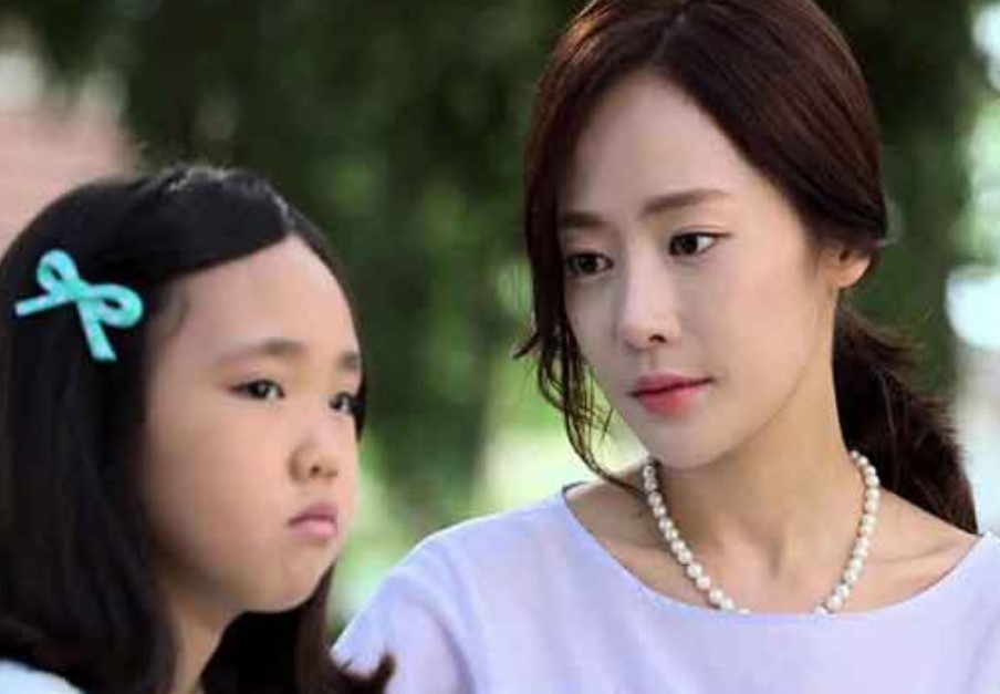 Cho con v&#x1EC1; qu&#xEA; v&#x1EDB;i b&#xE0; m&#xE0; &#x111;&#x1EBF;n l&#xFA;c xem camera mu&#x1ED1;n &quot;ph&#xE1;t &#x111;i&#xEA;n&quot;, v&#x1EC1; t&#x1EAD;n n&#x1A1;i nghe h&#xE0;ng x&#xF3;m n&#xF3;i m&#x1EDB;i &#x1EE9;a l&#xF2;ng