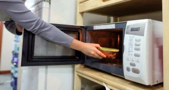 Sử dụng lò vi sóng xong nên rút điện hay vẫn cắm điện? Nhiều người làm sai bảo sao hóa đơn tiền điện tăng vọt