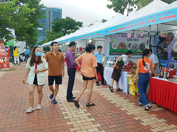 Phiên chợ sản phẩm HTX lần 1 do Liên minh HTX TP Đà Nẵng tổ chức tháng 6/2023 thu hút được nhiều sự quan tâm của người dân và du khách.