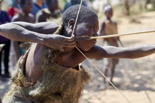 Bộ tộc săn bắn cuối cùng trên thế giới: 10 tuổi có thể bắn nhím, vẫn giữ thói quen 10.000 năm trước