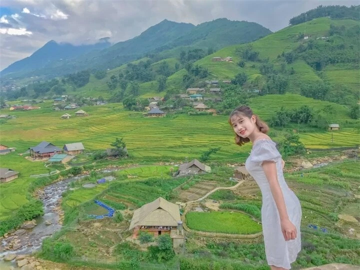 Du khách chụp ảnh cùng vẻ đẹp nên thơ của làng Lao Chải - Ảnh: Vũ Huệ