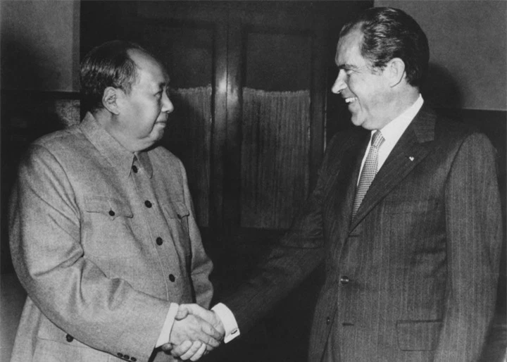Cựu Tổng thống Mỹ Richard Nixon gặp cựu Chủ tịch Trung Quốc Mao Trạch Đông năm 1972. (Ảnh: Washington Post)