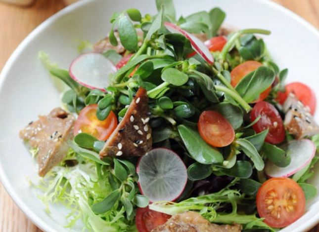 Ăn salad rau 2 ngày, người phụ nữ bị suy thận cấp, bác sĩ tiết lộ loại rau này một số người nên cẩn thận