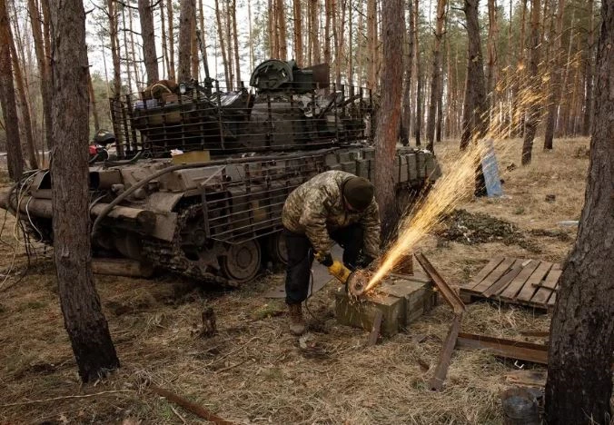Lính thợ Ukraine gắn giáp lồng lên xe tăng T-64 của Ukraine. Ảnh: Global Images Ukraine.