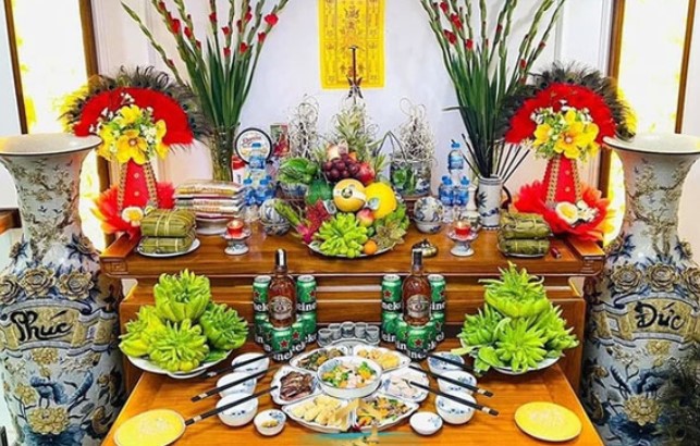 Tại sao khi thắp hương nhà giàu thường đặt bình hoa bên trái bàn thờ?