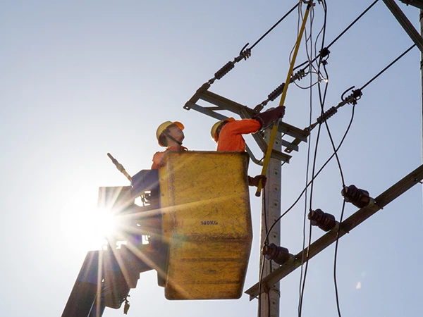 EVNCPC ngừng tất cả các công tác trên lưới điện có ảnh hưởng mất điện đến khách hàng trong những ngày nắng nóng trên 35oC.