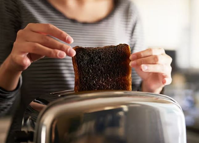 &#x102;n &#x111;&#x1ED3; n&#x1B0;&#x1EDB;ng ch&#xE1;y, u&#x1ED1;ng n&#x1B0;&#x1EDB;c trong chai nh&#x1EF1;a c&#xF3; d&#x1EC5; m&#x1EAF;c K? T&#x1ED5; ch&#x1EE9;c nghi&#xEA;n c&#x1EE9;u ung th&#x1B0; ti&#x1EBF;t l&#x1ED9; lo&#x1EA1;i th&#x1EF1;c s&#x1EF1; nguy hi&#x1EC3;m