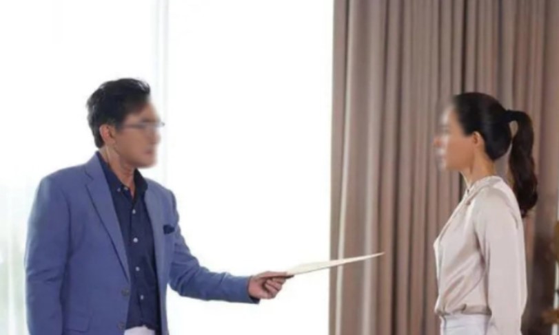 Trong cuộc họp gia đình, tôi đặt 100 triệu cùng cuốn sổ đen lên bàn và tuyên bố từ mặt anh chồng đã cụt 2 chân