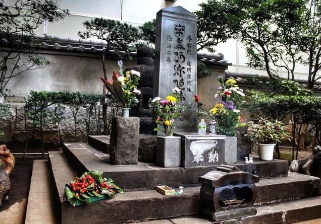 Ngôi mộ của Masakado nằm lọt thỏm giữa các tòa nhà cao tầng.