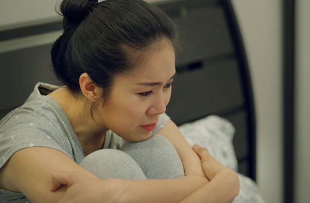 Hì hục nấu cơm cả buổi đến bữa ăn mẹ chồng phần em dâu 2 con tôm hùm, còn đưa tôi đĩa tép rang