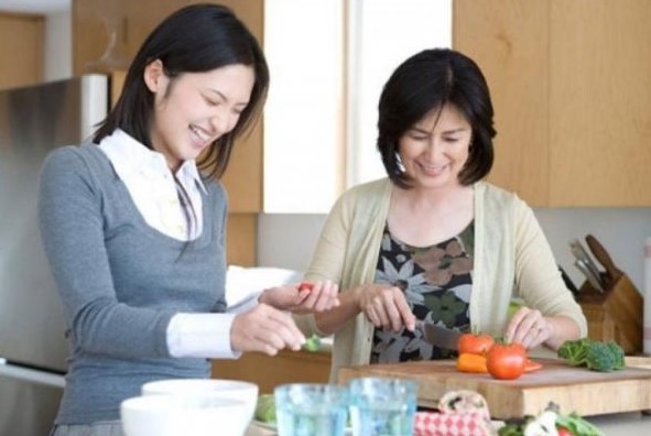 Mẹ chồng tôi vừa lên thành phố thăm nhà chị dâu được một buổi đã hầm hầm đi về, chuyện bà tiết lộ sau đó khiến cả nhà tôi kinh ngạc