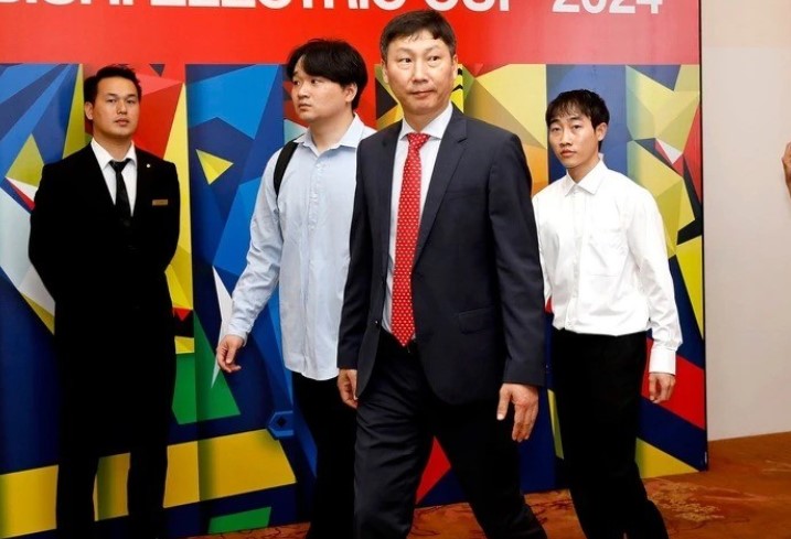 Nhìn ra vấn đề ở ĐT Việt Nam, HLV Kim Sang Sik có hành động khắc phục sai lầm của HLV Troussier