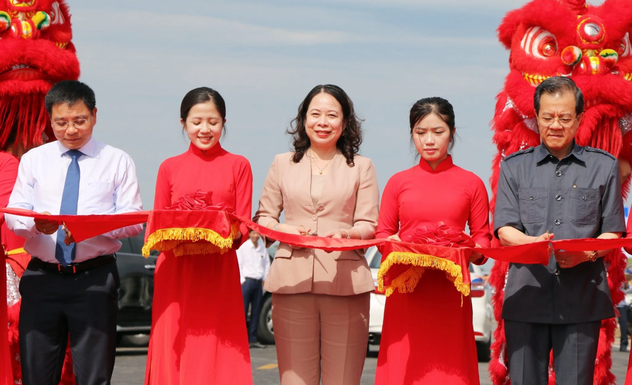 Các đại biểu cắt băng khánh thành