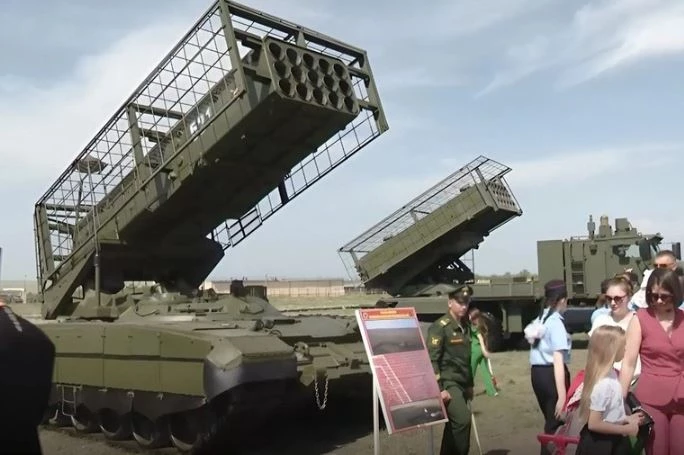 Hệ thống phun lửa hạng nặng TOS-3 Dragon thế hệ mới của Nga.