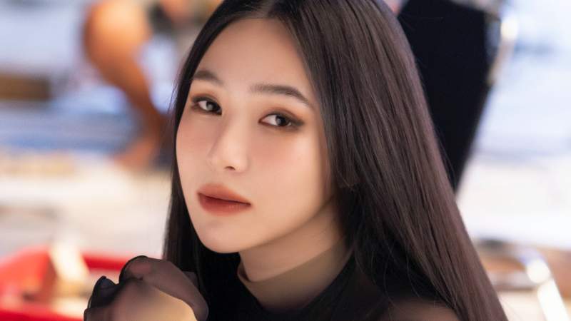 Hương Tràm tung MV màu sắc điện ảnh "Chỉ mình anh đi xa": Giọng hát và diễn xuất đều đột phá