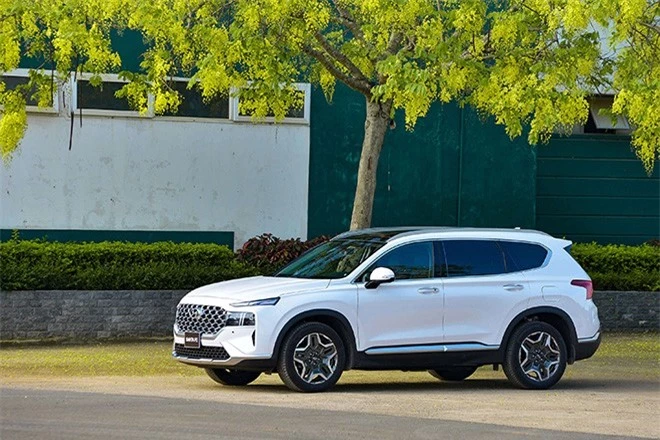 Giá lăn bánh Hyundai Santa Fe đầu tháng 6/2024 rẻ khó cưỡng, át vía Toyota Fortuner và Ford Everest ảnh 2