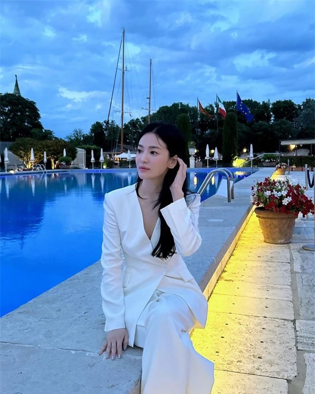 Loạt ảnh đời thường tuổi 43 của Song Hye Kyo khiến nhiều người ngỡ ngàng về nhan sắc mỹ nhân hàng đầu Hàn Quốc- Ảnh 1.