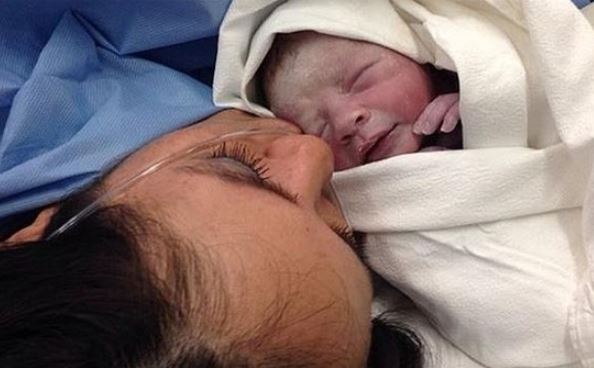 Tôi đi sinh con, gặp ngay mẹ của người yêu cũ đỡ đẻ và ngày xuất viện bác ấy nói một câu làm tôi giật thót tim