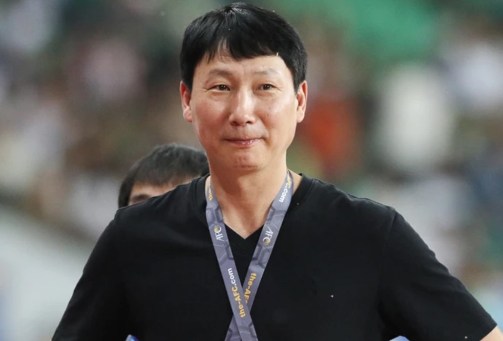 Rõ một thứ HLV Kim Sang Sik không thể thuận lợi bằng HLV Troussier