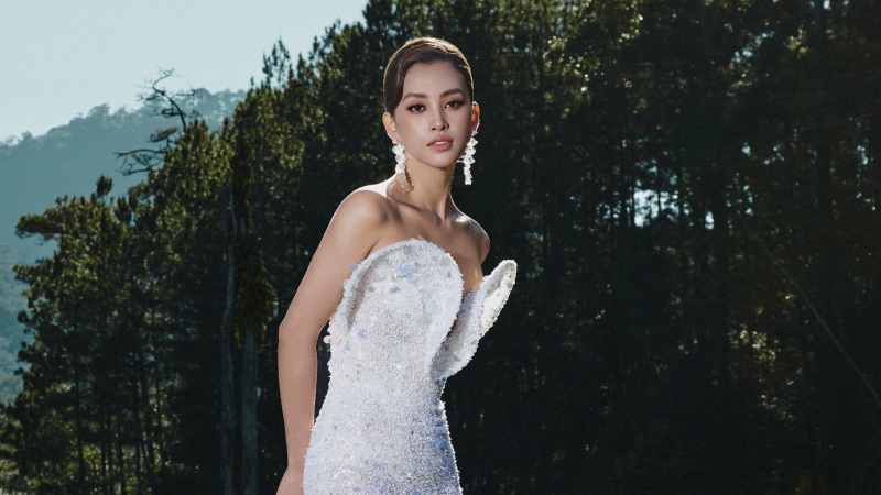 Hoa hậu Tiểu Vy cuốn hút với đầm dạ hội cầu kỳ giữa thiên rộng lớn