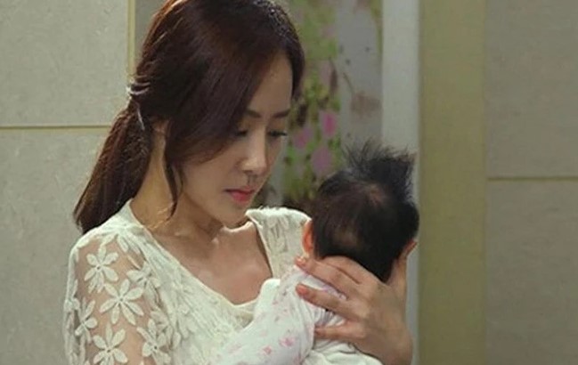 Nửa đêm, chị dâu bỗng khóc lóc rồi ôm con bỏ đi, còn anh tôi thì gục xuống đau đớn với mảnh giấy vo tròn trong tay