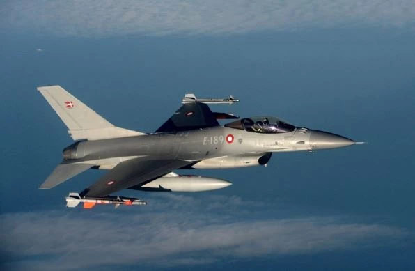 Một máy bay chiến đấu F-16 của Đan Mạch (Ảnh: Reuters).