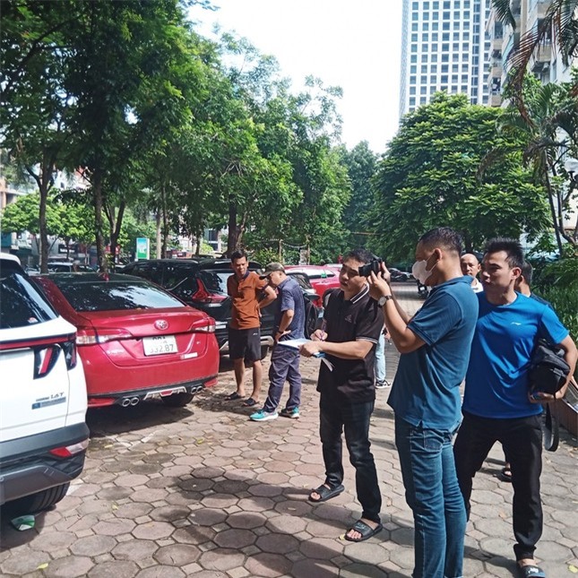 Điều tra vụ hàng loạt xế hộp bị đập kính trong đêm ở Hà Nội ảnh 4