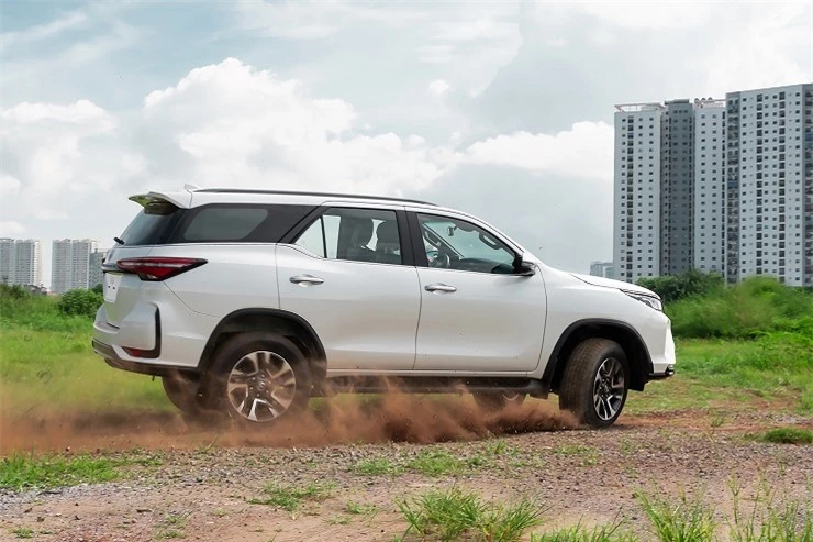 Giá Toyota Fortuner lăn bánh cuối tháng 5/2024 ‘rẻ như bèo’, Ford Everest và Hyundai Santa Fe ra rìa ảnh 2