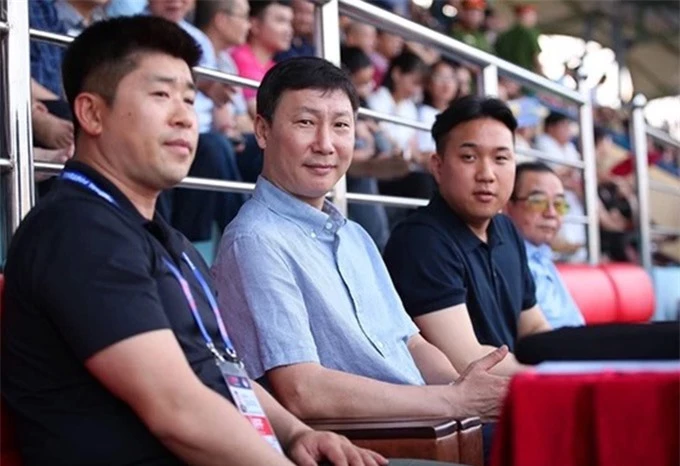 Ông An Sung Wuk (bìa trái) nói lời tạm biệt bóng đá Việt Nam - Ảnh: Phan Tùng