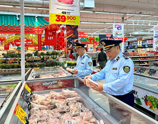 Lực lượng QLTT Đà Nẵng kê khai, niêm yết giá hàng hóa, dịch vụ và bán theo giá niêm yết các mặt hàng thiết yếu tại các trung tâm thương mại, siêu thị, các chợ, các doanh nghiệp.