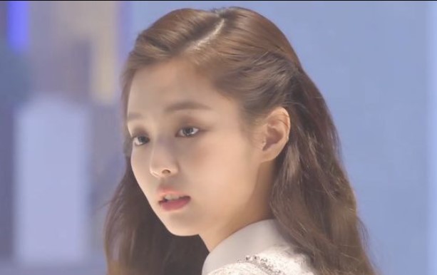 Nhờ chị dâu tìm cho người giúp việc, đến ngày hẹn, tôi sửng sốt khi nhìn thấy chị ấy