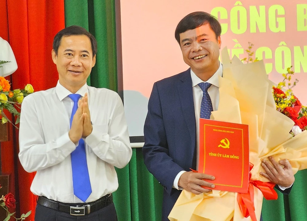 Ông Nguyễn Thái Học - Quyền Bí thư Tỉnh ủy Lâm Đồng (bên trái), trao quyết định và chúc mừng tân Bí thư Thành ủy Đà Lạt Đặng Đức Hiệp.