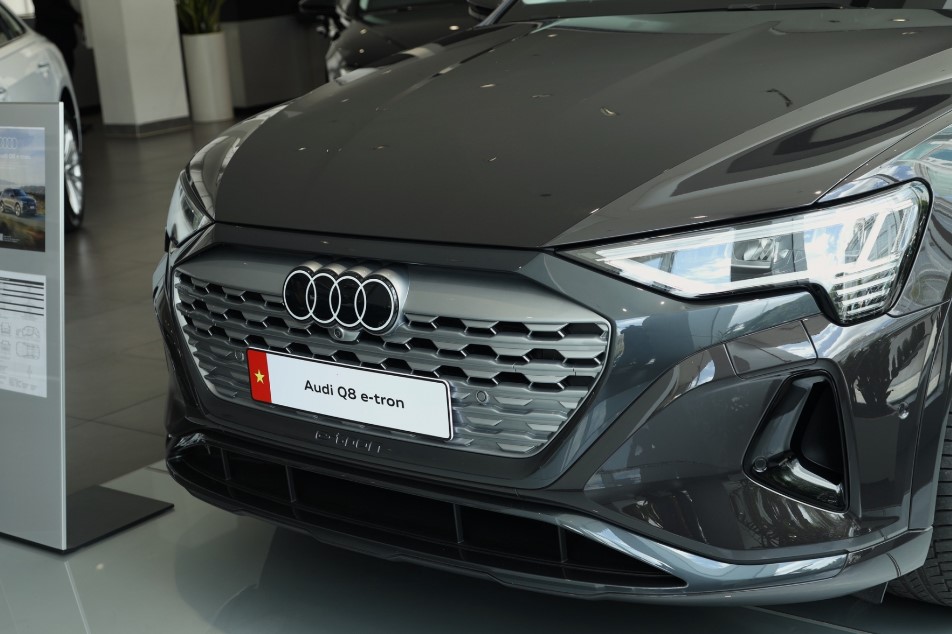 SUV chạy điện Audi Q8 e-tron ra mắt khách Việt: Chạy 582 km/ sạc, sạc nhanh 10-80% trong 31 phút, giá từ 3,8 tỷ đồng