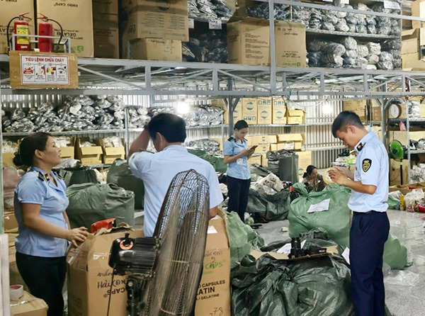 Đà Nẵng: Tạm giữ hơn 1.800 đôi giày, dép nghi giả mạo nhãn hiệu Nike và Crocs 