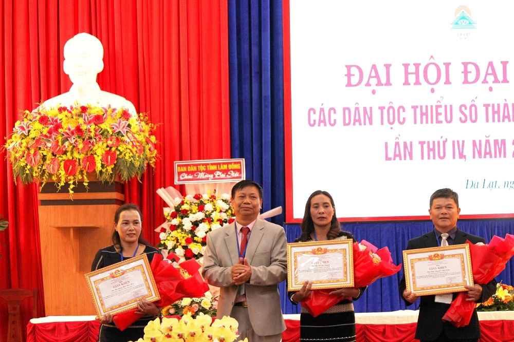 Ông Dơ Woang Ya Gương - Phó Trưởng Ban Dân tộc tỉnh Lâm Đồng, trao giấy khen cho các cá nhân.