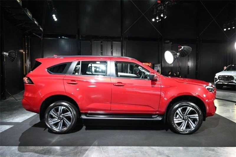 Mục sở thị SUV 7 chỗ Isuzu mu-X 2025 vừa ra mắt: Thêm nâng cấp cạnh tranh Ford Everest 481825
