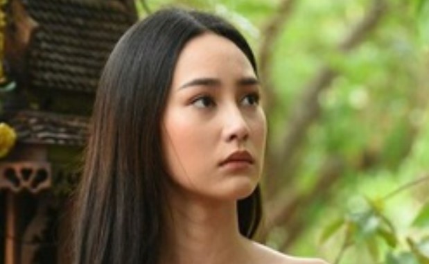 C&#xF2;n n&#x1EED;a th&#xE1;ng n&#x1EEF;a l&#xE0; c&#x1B0;&#x1EDB;i, th&#x1EBF; m&#xE0; t&#xF4;i l&#x1EA1;i ph&#xE1;t hi&#x1EC7;n ra em d&#xE2;u t&#x1B0;&#x1A1;ng lai &#x111;ang l&#x1EEB;a d&#x1ED1;i c&#x1EA3; gia &#x111;&#xEC;nh t&#xF4;i