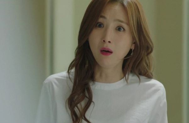 Cả công ty tới chơi, chồng hồn nhiên chỉ vào vợ rồi giới thiệu "giúp việc nhà em" và màn đáp trả khiến anh ta cúi gằm mặt sượng sùng